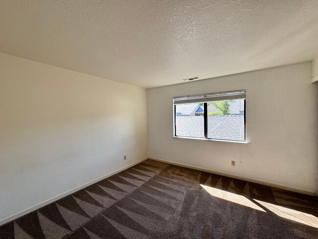 Building Photo - Cozy upstairs Condo in Auburn