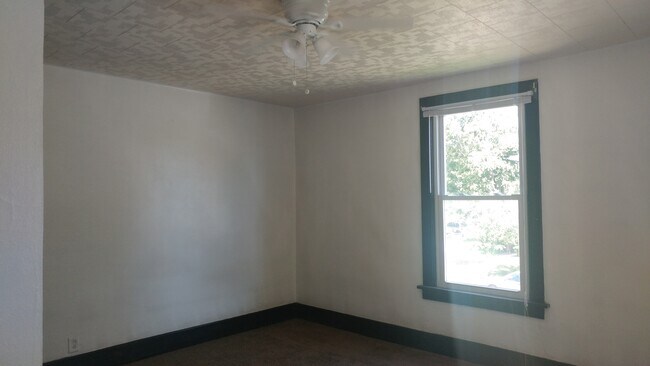 Building Photo - 2-Story House, 4Bed/2Bath washer/dryer hoo...