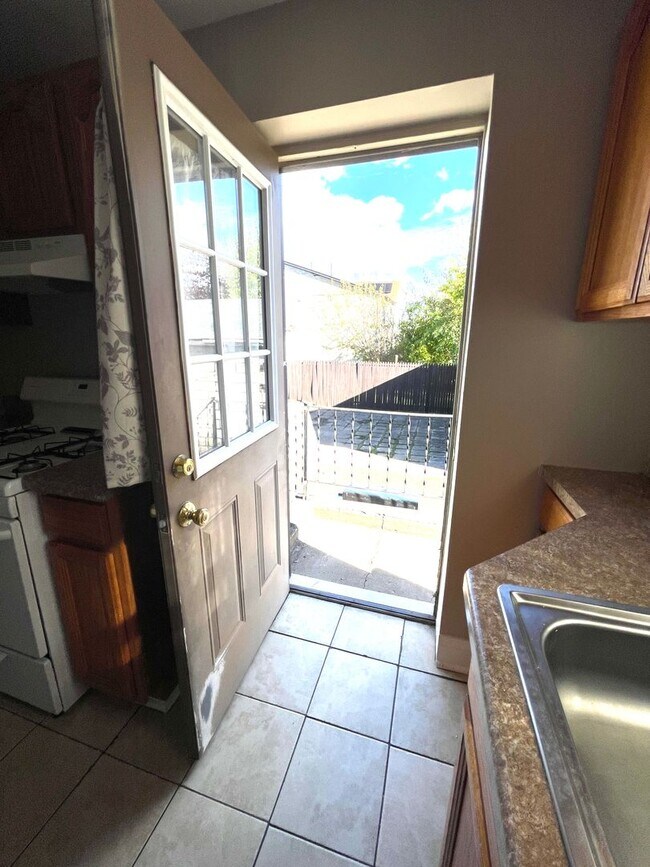 Building Photo - 1721 Middle St