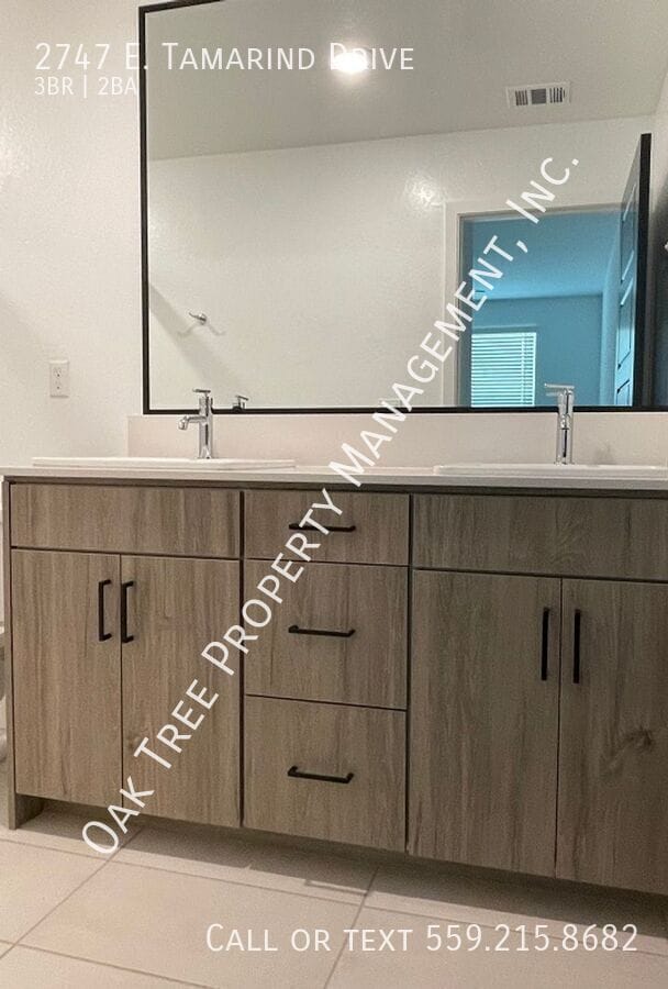 Building Photo - 2747 E Tamarind Dr