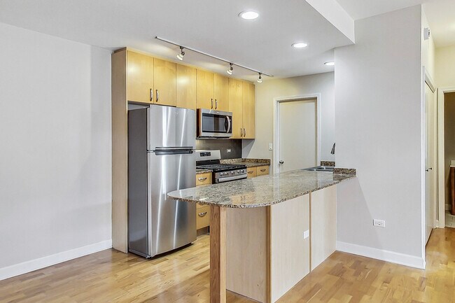 Building Photo - 680 N Green St