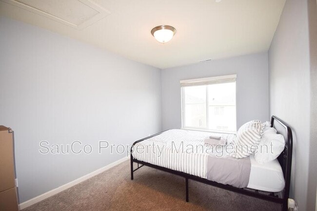 Building Photo - 445 NE Tork Pl