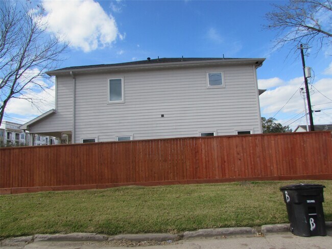 Building Photo - 3249 Dixie Dr