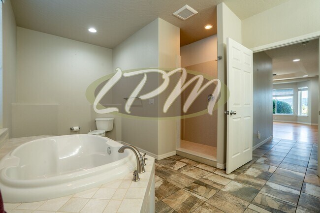 Building Photo - Spacious 3-Bedroom Home on 4.5 Acres – Pos...