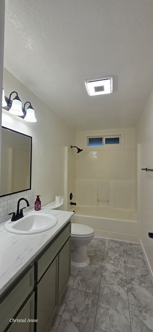 Building Photo - Updated 2 bedroom with a bonus room