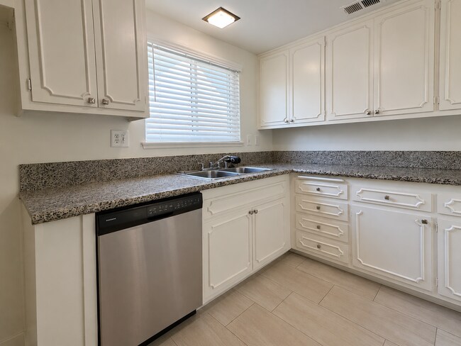 Building Photo - 15176 Oakwood Ln