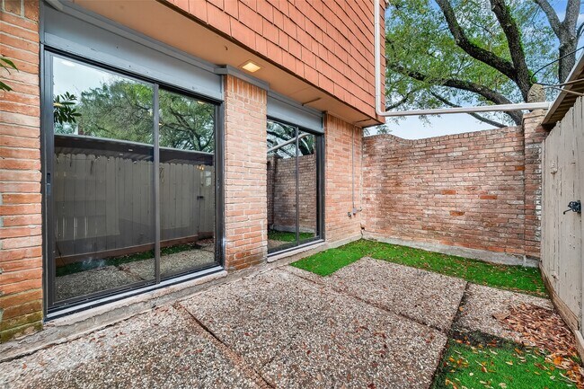 Building Photo - 500 N Post Oak Ln