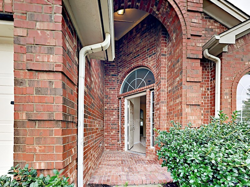 Building Photo - 2024 El Camino Dr