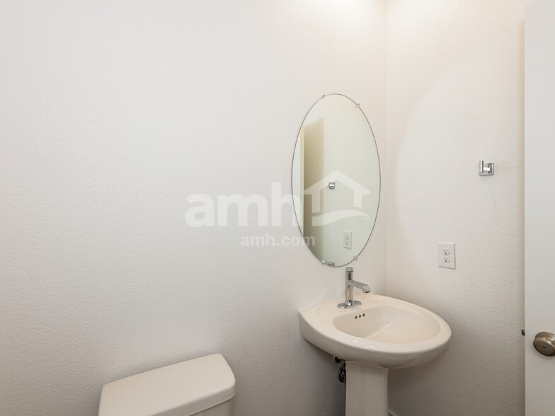 Building Photo - 8750 N Begonia Ct