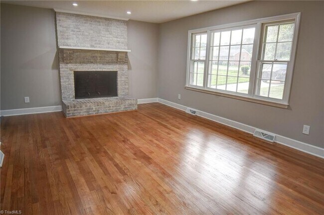 Building Photo - 318 Collinwood Dr