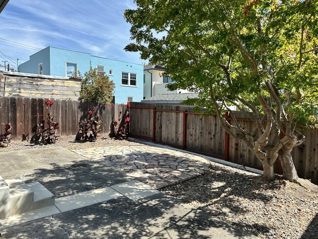 Building Photo - 669 Neilson St