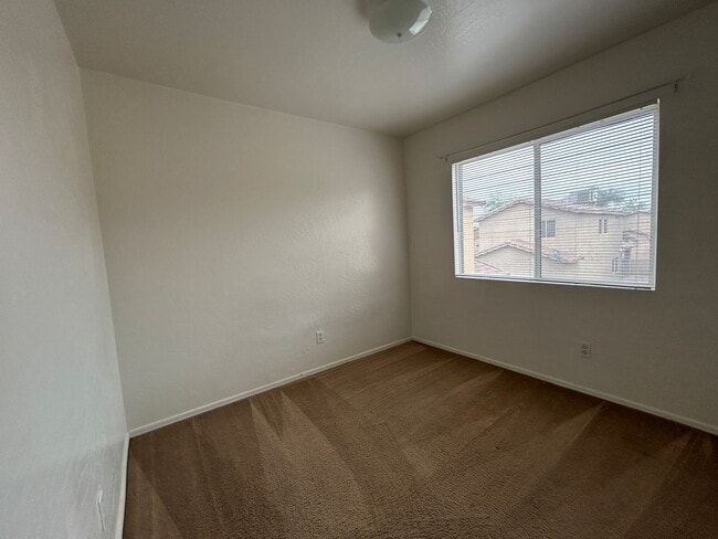 Building Photo - 3 Bedroom 2 1/2 Bathroom Freshly painted & carpet, Close to Grand Canyon University