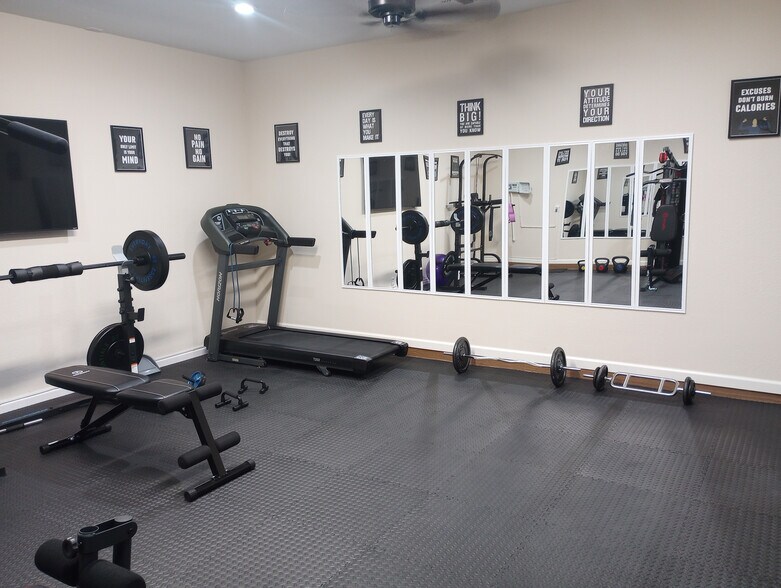 Building Photo - Room in House on Arabian King