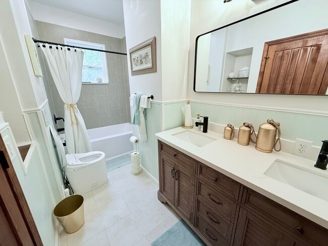 Main Bathroom - 6634 Etzel Ave
