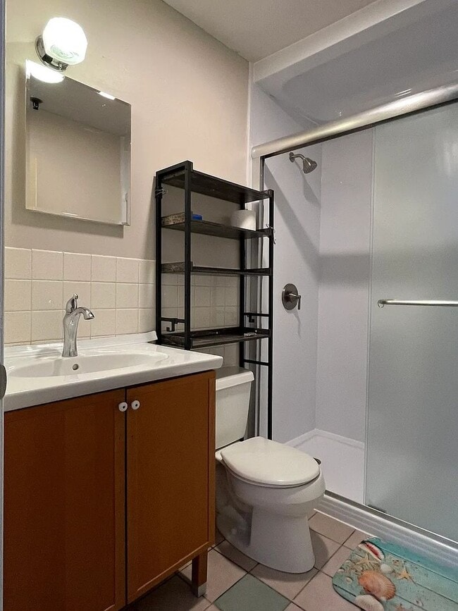 Building Photo - Bright, Updated 2-Bedroom in Prime Burlington Location — Available Now!