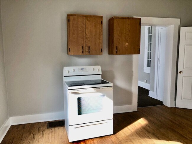 Building Photo - 548 E Pearl St