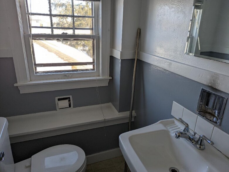 Building Photo - 916 S Webster St