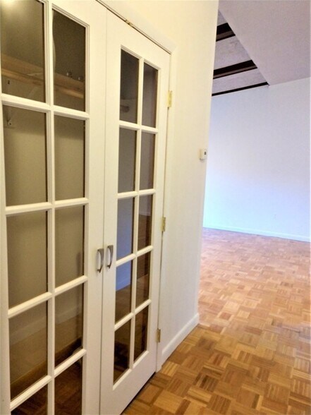 Building Photo - 57 Broadlawn Park