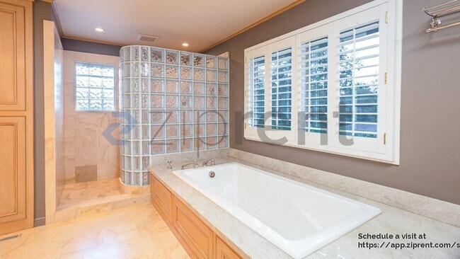 Building Photo - 16000 Greenwood Rd