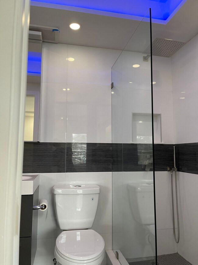 Building Photo - 1100 NE 9th Ave