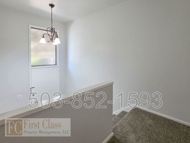 Building Photo - 8500 SW Canyon Dr