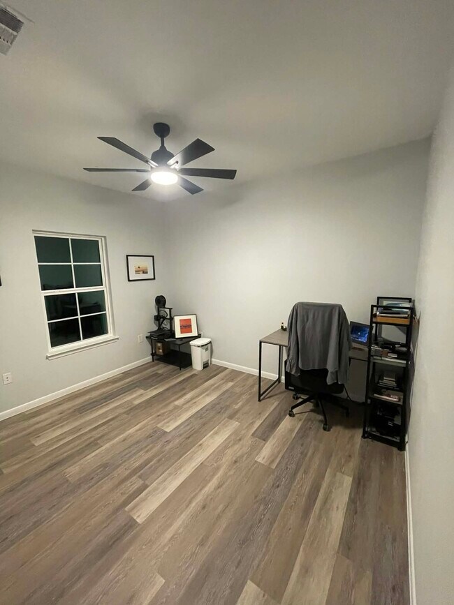 Building Photo - 917 N 16th St