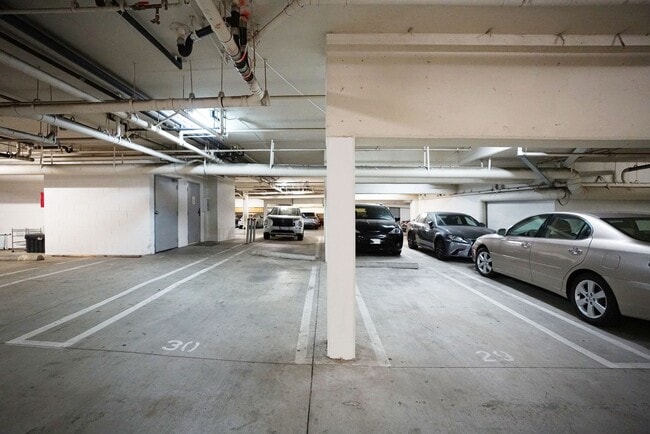 Building Photo - Sunlight Galore 2 Bed / 3Bath + Loft + Sundeck Condo in Westwood!