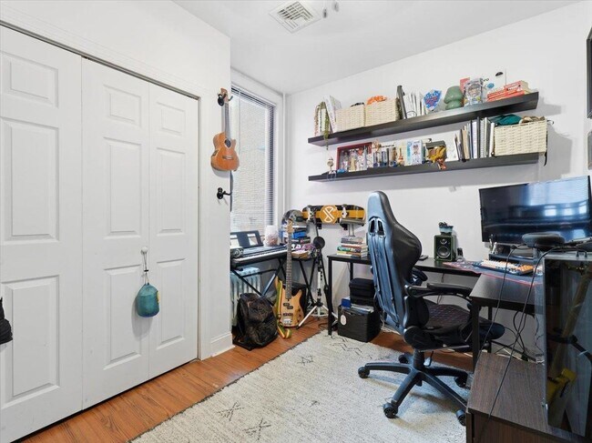 Building Photo - 207 19th St