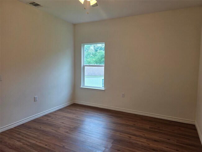 Building Photo - 6102 White Oak Dr
