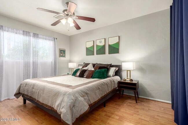 Building Photo - 1412 W 7th Pl