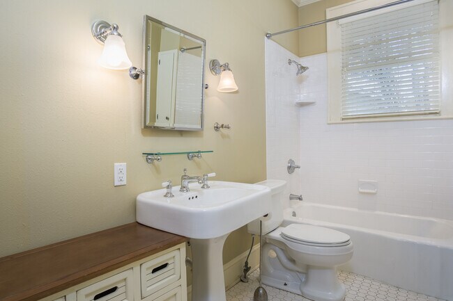 Building Photo - South Highlands