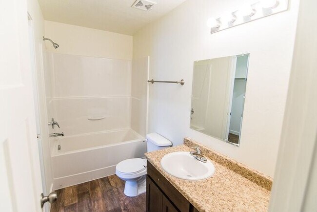 Building Photo - THE LOCHS! Gorgeous Townhome First Month Free