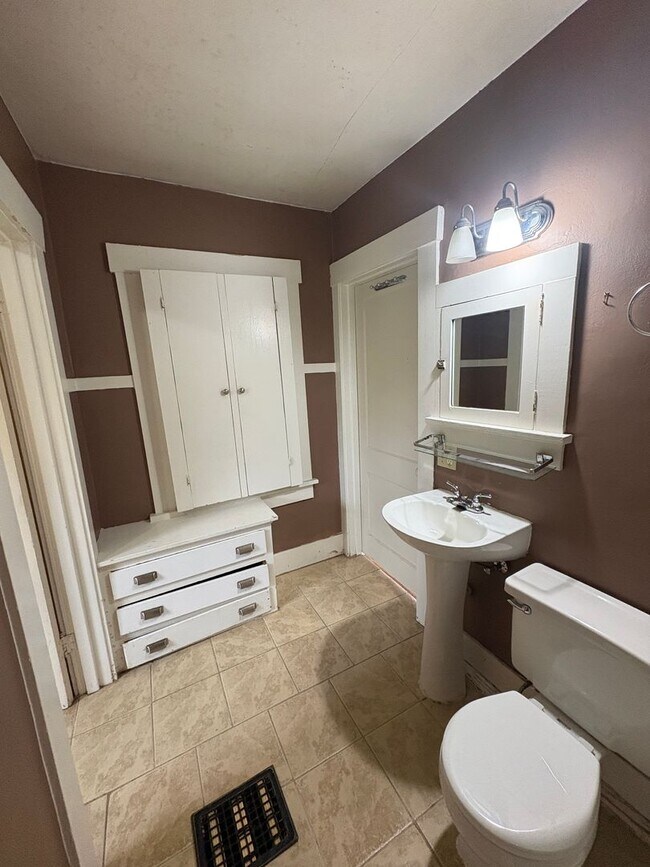 Building Photo - 1 Bedroom, 1 Bathroom Home Near the Historic District