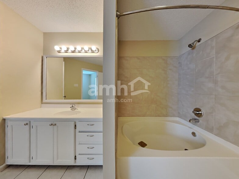 Building Photo - 2185 Shadowbrook Dr