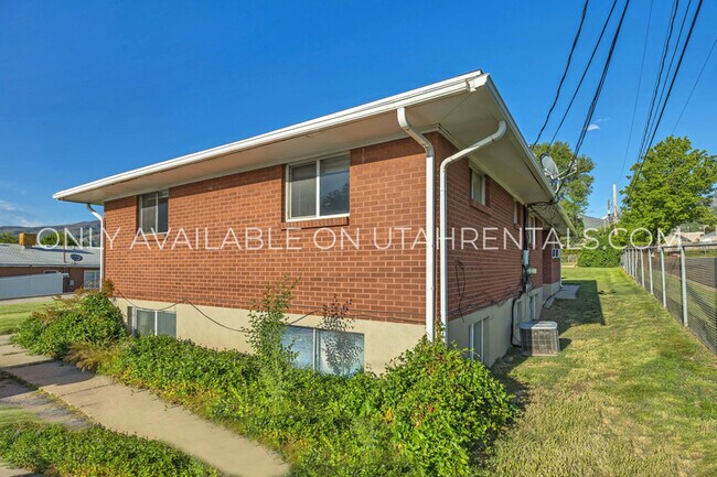 Building Photo - 2233 S 200 W