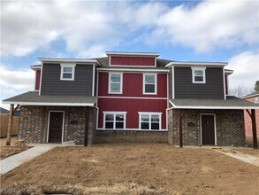 Building Photo - 4 Bed 4.5 Bath Townhouse just mins away from the University!