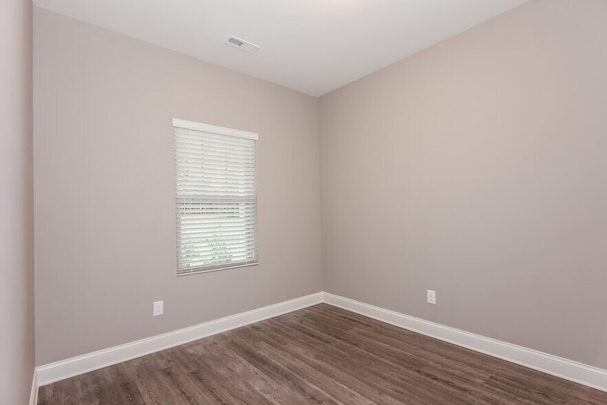 Building Photo - 421 Breezewood Dr
