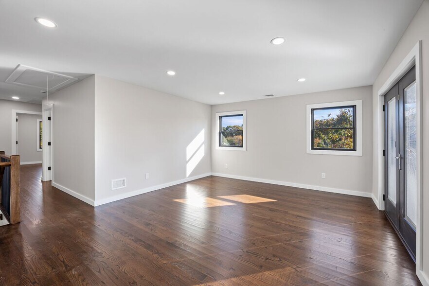 Building Photo - 42 Lamport Ave