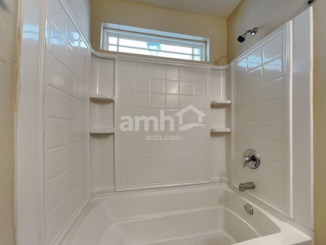 Building Photo - 116 Spring Lakes Dr