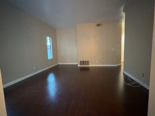 Building Photo - "Charming 4-Bedroom Oasis with 2 Full Bath...