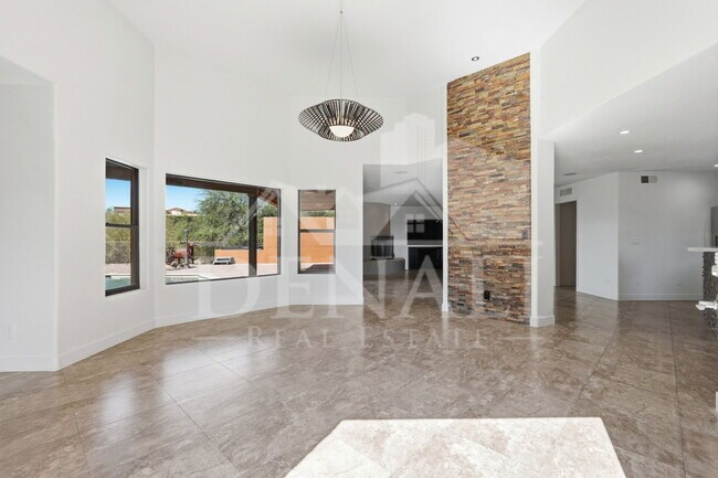 Building Photo - 10643 N Indian Wells Dr