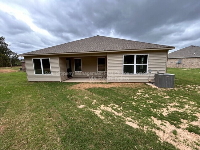 Building Photo - 10640 Cedar Wy