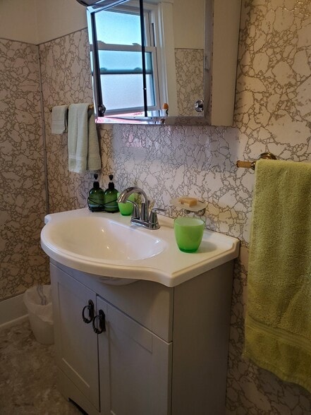 Building Photo - 204 E 3rd Ave