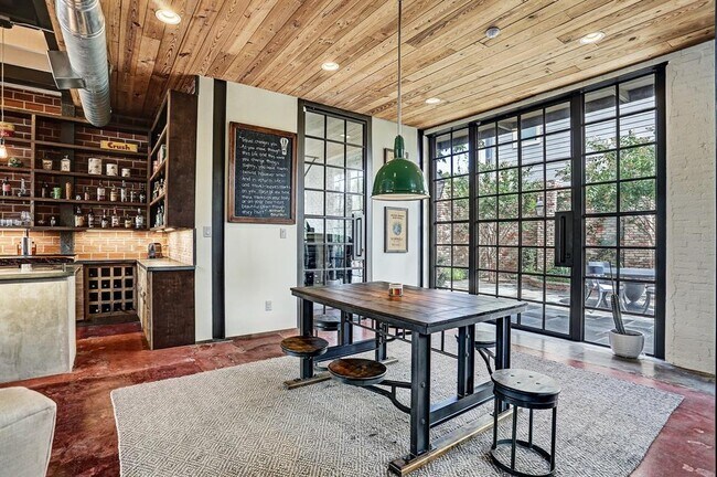 Building Photo - 808 Coronado St