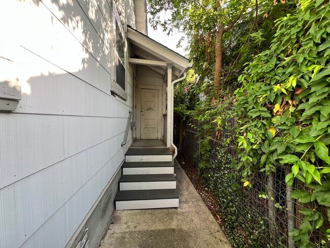 Building Photo - 927 Donaldson Ave