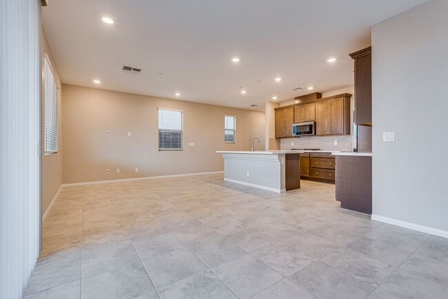 Building Photo - Single family home in ideal Summerlin location with open great room style kitchen and living area.