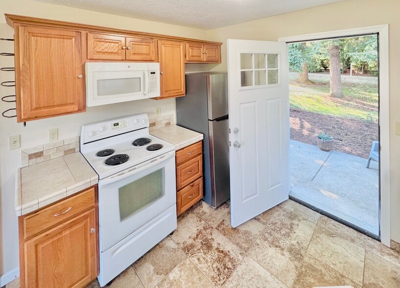 Kitchen / Back Door - 16670 S Carus Rd