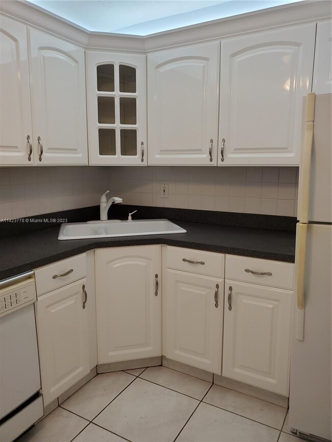 Building Photo - 2901 S Palm Aire Dr