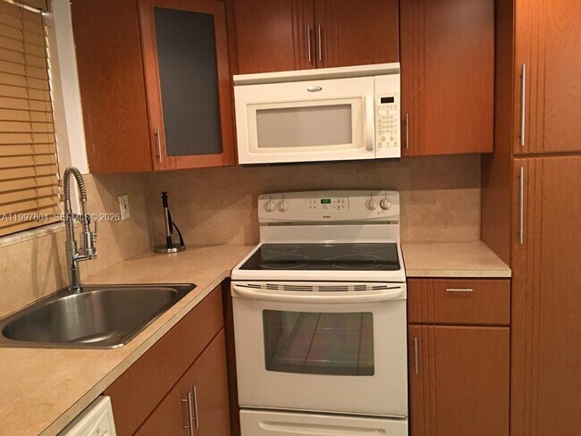 Building Photo - 9375 Fontainebleau Blvd