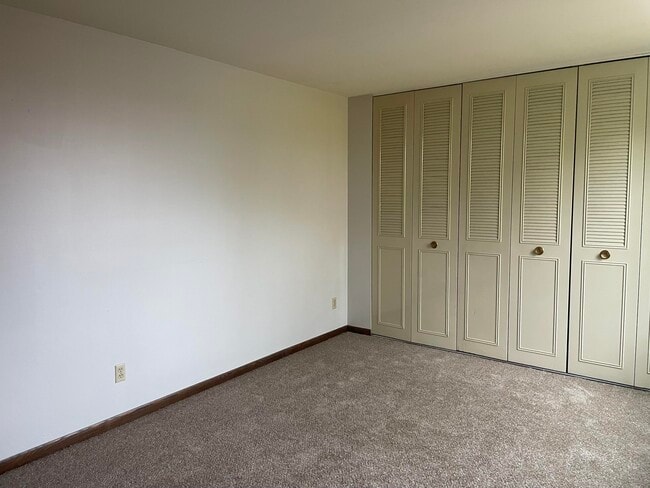 Building Photo - 1315 E Elmdale Ct